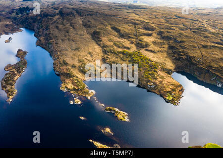 Vue aérienne de Lough Doon entre Ardara et Portnoo qui est célèbre pour le fort médiéval - comté de Donegal - Irlande. Banque D'Images