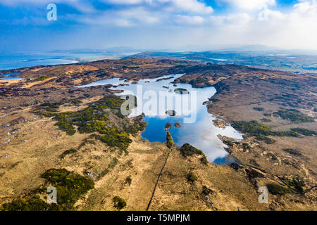 Vue aérienne de Lough Doon entre Ardara et Portnoo qui est célèbre pour le fort médiéval - comté de Donegal - Irlande. Banque D'Images