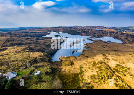 Vue aérienne de Lough Doon entre Ardara et Portnoo qui est célèbre pour le fort médiéval - comté de Donegal - Irlande. Banque D'Images