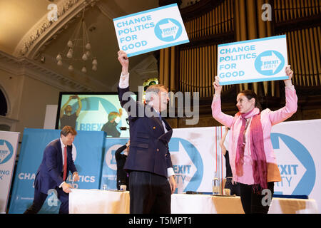 Brexit Partie manifestation tenue à l'Albert Hall Conference Centre, Nottingham. Nigel Farage rejoint par Annunziata Rees-Mogg, Richard. Banque D'Images