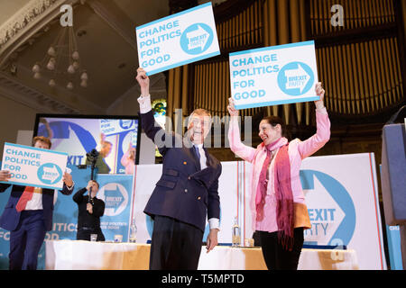 Brexit Partie manifestation tenue à l'Albert Hall Conference Centre, Nottingham. Nigel Farage rejoint par Annunziata Rees-Mogg, Richard. Banque D'Images