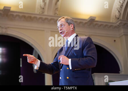 Nigel Farage s'exprimant lors de la partie Brexit manifestation tenue à l'Albert Hall Conference Centre, Nottingham. Banque D'Images