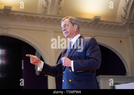Nigel Farage s'exprimant lors de la partie Brexit manifestation tenue à l'Albert Hall Conference Centre, Nottingham. Banque D'Images