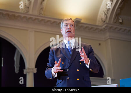 Nigel Farage s'exprimant lors de la partie Brexit manifestation tenue à l'Albert Hall Conference Centre, Nottingham. Banque D'Images