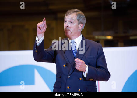 Nigel Farage s'exprimant lors de la partie Brexit manifestation tenue à l'Albert Hall Conference Centre, Nottingham. Banque D'Images