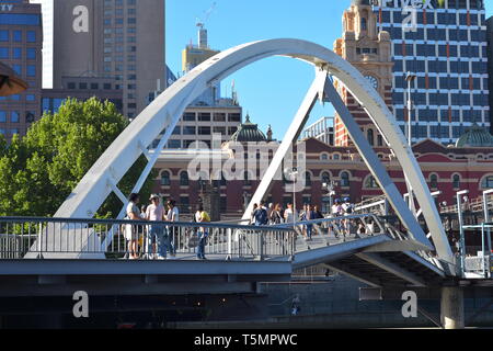 Pont piétonnier sur la rivière Yarra de Melbourne nommé en l'honneur de l'ancien ministre de la planification Evan Walker. Banque D'Images