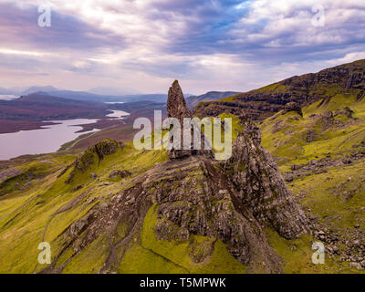 Vue aérienne de l'ancien homme de Storr et le Storr falaises de l'île de Skye en automne, Ecosse, Royaume-Uni. Banque D'Images