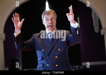 Nigel Farage s'exprimant lors de la partie Brexit manifestation tenue à l'Albert Hall Conference Centre, Nottingham. Banque D'Images