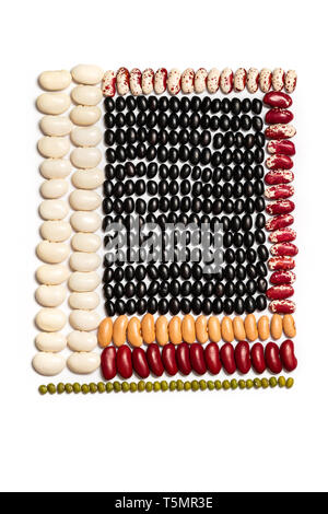 Geometric pattern bean. Les légumineuses multicolores Textures : haricots rouges, oeil noir, pinto, lentille sur fond blanc Banque D'Images