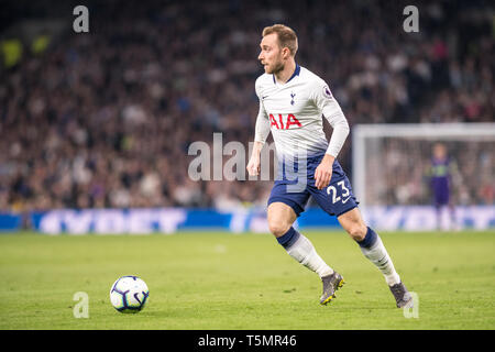 Londres, ANGLETERRE - 23 avril : Christian Eriksen de boule de commande de Tottenham Hotspur lors de la Premier League match entre Tottenham Hotspur et Brighton & Hove Albion à Tottenham Hotspur Stadium le 23 avril 2019 à Londres, Royaume-Uni. (Photo par Sebastian Frej/MO Media) Banque D'Images