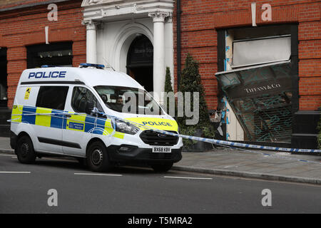 La boutique Tiffany & Co. sur Sloane Street, Knightsbridge après les voleurs dans le magasin avec un transit van peu avant 3h du matin le vendredi avant de prendre pied sur les mobylettes avec objets volés à partir de la vitrine. Banque D'Images