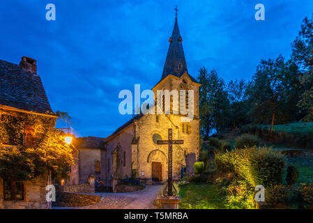 Un crépuscule vue du 15ème siècle, l'église de Belcastel, dans l'Occitanie région du sud de la France. Dans la Villefranche-de-Rouergue Arrondissement. Banque D'Images