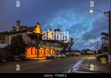 Un crépuscule vue de l'hôtel Cuballing, dans la Wheatbelt ville de Cuballing. Hôtel Orange lights contraste avec le bleu ciel du soir. Banque D'Images