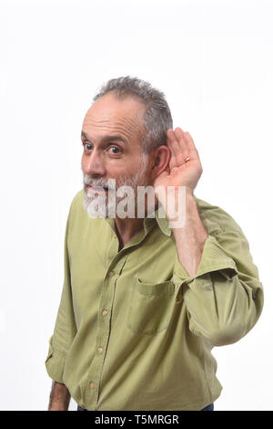 Homme posant une main sur son oreille parce qu'elle ne peut pas entendre sur fond blanc Banque D'Images