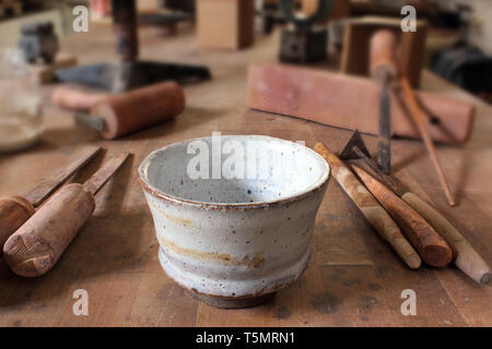 Shino ware poterie Chawan Bol à thé avec artisan studio tools Banque D'Images