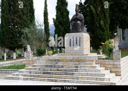 Statue de Haji Bektash Un mystique musulman Alevi Bektashi au Centre mondial Bektachi siège commande Tirana Albania Banque D'Images