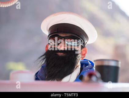 Boat captain wearing fake barbe, l'île d'Espiritu Santo, Baja California Sur, au Mexique. Banque D'Images