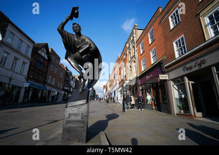 La statue de l'Érudit', 'Surrey par Allan Sly, Guidford dans High Street, Surrey Banque D'Images