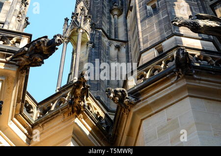 Prague - gargouilles sur la façade de la cathédrale Saint-Guy Banque D'Images