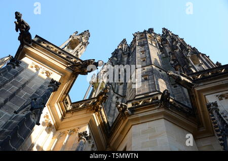 Prague - gargouilles sur la façade de la cathédrale Saint-Guy Banque D'Images