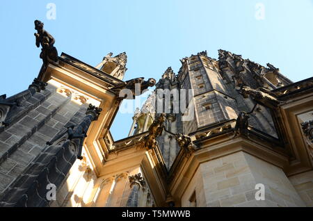 Prague - gargouilles sur la façade de la cathédrale Saint-Guy Banque D'Images