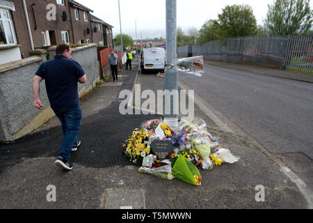 Derry, County Londonderry, Irlande du Nord, 25 avril, 2019 . Des fleurs en hommage à la journaliste Lyra McKee jeter près de la scène de son tournage le 19 avril 2019, à Londonderry, en Irlande du Nord. Journaliste et auteur Lyra McKee a reçu une balle dans la tête alors que l'observation d'émeutes dans le quartier de Derry Creggan après la police a effectué une descente dans les propriétés dans le parc et zone Galliagh Mulroy dans la nuit du jeudi 18 avril 2019. La nouvelle IRA a admis la responsabilité de l'assassinat du journaliste Lyra McKee. Paul McErlane/Alamy Banque D'Images