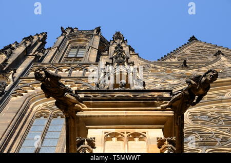 Prague - gargouilles sur la façade de la cathédrale Saint-Guy Banque D'Images