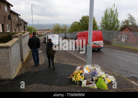 Derry, County Londonderry, Irlande du Nord, 25 avril, 2019 . Des fleurs en hommage à la journaliste Lyra McKee jeter près de la scène de son tournage le 19 avril 2019, à Londonderry, en Irlande du Nord. Journaliste et auteur Lyra McKee a reçu une balle dans la tête alors que l'observation d'émeutes dans le quartier de Derry Creggan après la police a effectué une descente dans les propriétés dans le parc et zone Galliagh Mulroy dans la nuit du jeudi 18 avril 2019. La nouvelle IRA a admis la responsabilité de l'assassinat du journaliste Lyra McKee. Paul McErlane/Alamy Banque D'Images