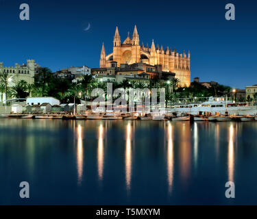 ES - MALLORCA : La Seu Cathedral à Palma de Majorque par nuit Banque D'Images