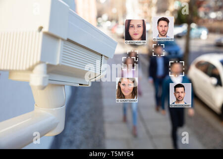 Focus sélectif de personnes reconnu des visages avec système d'apprentissage intellectuel Banque D'Images