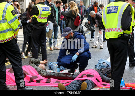 Les militants de l'Extinction du mouvement de rébellion groupe sont vus collés ensemble au cours de la protestation. Le onzième jour de la protestation en cours exigeant une action décisive du gouvernement britannique sur la crise de l'environnement. Banque D'Images