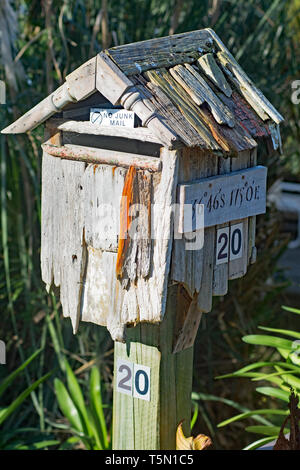 Un très vieux rustique letterbox. Banque D'Images