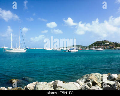 Marigot, Saint Martin, France 2015 - seascape, paysage urbain avec des bateaux et l'eau turquoise Banque D'Images