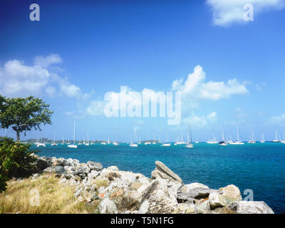 Marigot, Saint Martin, France - 2015 vue sur la rive - seascape avec bateaux Banque D'Images