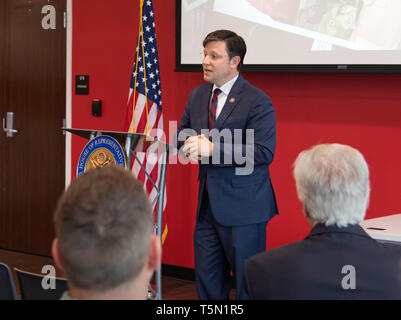 BOSSIER CITY, LA, États-Unis d'Amérique. - 25 avril 2019 : U.S. Rep. Mike Johnson, R-La., parle à un style de rencontre avec des électeurs à Bossier parois Com Banque D'Images