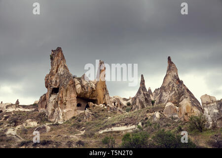 Ciel couvert à des formations rocheuses dans le parc national de Göreme en Cappadoce, Turquie Banque D'Images