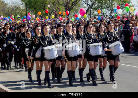 La Russie, Nakhodka, 05/09/2017. Cute musiciens militaires en uniforme de parade au défilé annuel de mars sur le jour de la victoire le 9 mai. Maison de vacances en l'honneur de la victoire de Banque D'Images