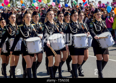 La Russie, Nakhodka, 05/09/2017. Cute musiciens militaires en uniforme de parade au défilé annuel de mars sur le jour de la victoire le 9 mai. Maison de vacances en l'honneur de la victoire de Banque D'Images