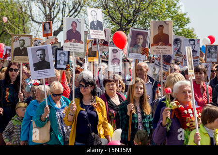 La Russie, Nakhodka, 05/09/2017. Événement annuel, le jour de la Victoire sur Régiment Immortel (le 9 mai). Les gens détiennent des portraits de famille, les soldats de la Première Guerre mondiale 2 et G Banque D'Images