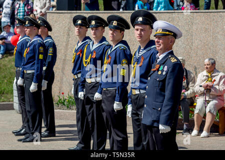 La Russie, Nakhodka, 05/09/2017. Les marins militaires en uniforme de parade au défilé annuel de séjour sur le jour de la victoire le 9 mai. Maison de vacances en l'honneur de la victoire de l'URSS ov Banque D'Images