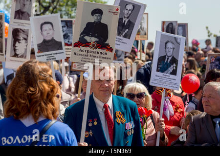 La Russie, Nakhodka, 05/09/2017. Événement annuel, le jour de la Victoire sur Régiment Immortel (le 9 mai). Les gens détiennent des portraits de famille, les soldats de la Première Guerre mondiale 2 et G Banque D'Images