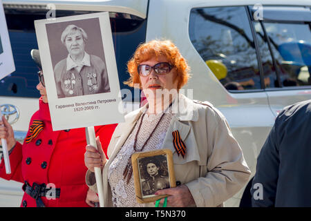 La Russie, Nakhodka, 05/09/2017. Vieille Femme portrait de ses parents, des soldats de la Grande Guerre Patriotique 1941-1945 entre l'URSS et l'Allemagne nazie. Rapport annuel Banque D'Images