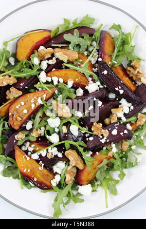 Salade de betteraves aux noix, fromage de chèvre et on white plate Banque D'Images