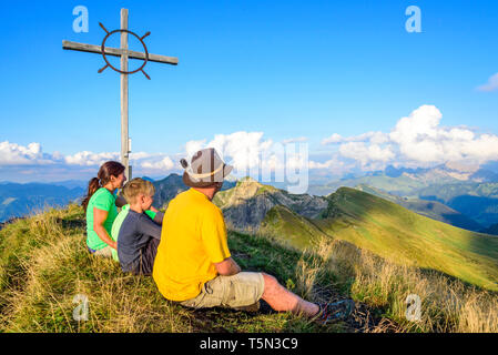 Famille bénéficiant d'une vue impressionnante sur la montagne dans la soirée Banque D'Images