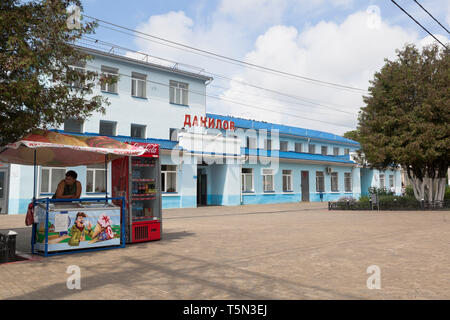 Danilov, Yaroslavl region, Russie - 9 juillet 2018 : le vendeur de crème glacée et des boissons sur la plate-forme de la gare ferroviaire de Danilov à Yaroslavl regi Banque D'Images