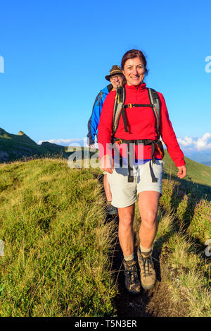 Couple randonnée en fin d'après-midi Banque D'Images