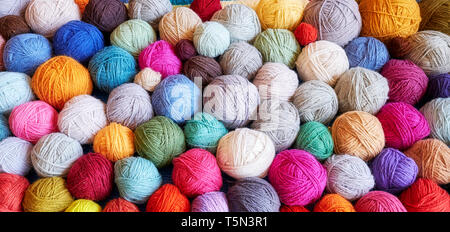 Colorful background made of many wool yarn balls. Banque D'Images
