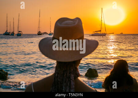 Coucher du soleil dans la plage de Cala Comte. Sant Josep de sa Talaia. L'île d'Ibiza. Iles Baléares. Îles. Espagne Banque D'Images