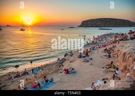 Coucher du soleil dans la plage de Cala Comte. Sant Josep de sa Talaia. L'île d'Ibiza. Iles Baléares. Îles. Espagne Banque D'Images