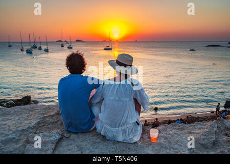 Coucher du soleil dans la plage de Cala Comte. Sant Josep de sa Talaia. L'île d'Ibiza. Iles Baléares. Îles. Espagne Banque D'Images